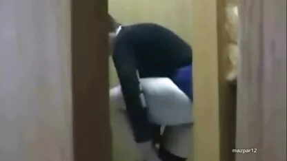 სექსი ჩაცმულ დიდ ფანჩრიანი, მოყვრული, არაბი ქალსა და შიშველ მამაკაცთა შორის,