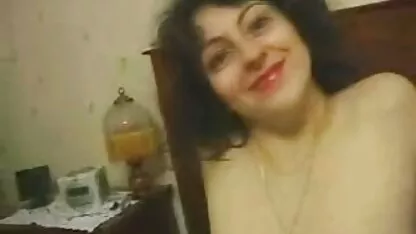 ორი კაცი + ძუძუები არაბი ქალი